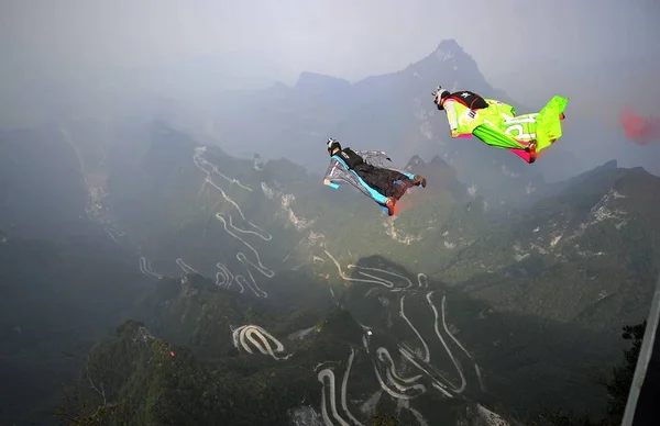 2014年10月19日 在湖南省张家界市天门山举行的第三届红牛哀号中国大奖赛决赛中 中队飞行员参加了比赛 — 图库照片