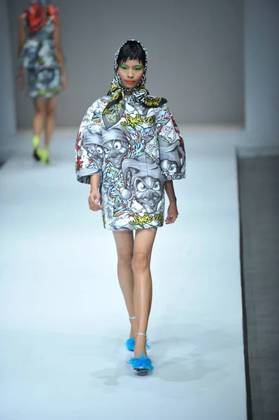 モデルは 2014 中国の北京で中国ロンドンファッションウィークの春 2015 年中ドレスキャンプ ファッションショーで岩谷俊和デザイナーによって新しい創造を表示します — ストック写真