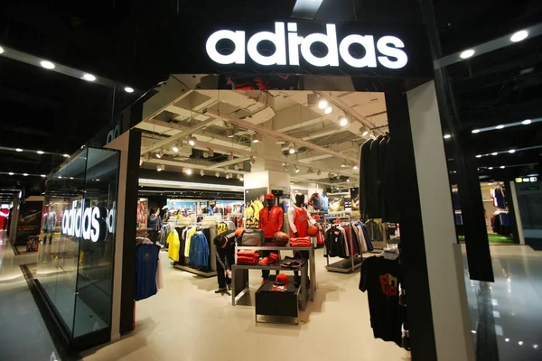 Продавец Стирает Пыль Полок Магазине Спортивной Одежды Adidas Торговом Центре — стоковое фото