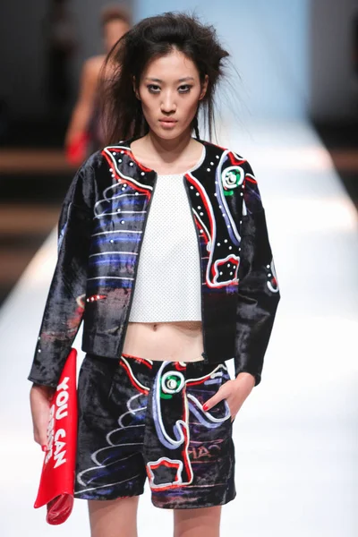 Model Zobrazuje Nové Stvoření Obsahu Módní Přehlídce Během Šanghajské Fashion — Stock fotografie
