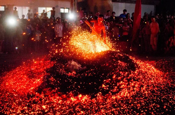 Místní Čínský Muž Jezdí Bosě Přes Hořící Amberany Během Tradičního — Stock fotografie