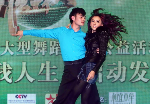 Hong Kong Singer Actress Cecilia Cheung Right Dances Performer Press — Stock Photo, Image