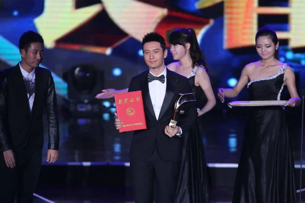 Chiński Aktor Huang Xiaoming Stwarza Jego Trofeum Najlepszy Aktor Podczas — Zdjęcie stockowe