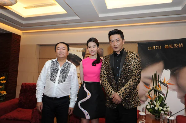 Esquerda Diretor Chinês Gao Xixi Atriz Chinesa Liu Yifei Ator — Fotografia de Stock