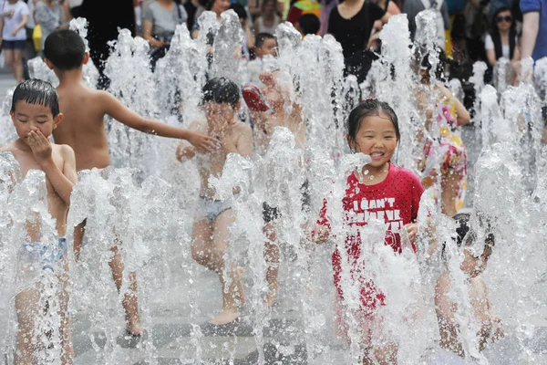 Les Enfants Chinois Jouent Avec Eau Dans Une Fontaine Pour — Photo