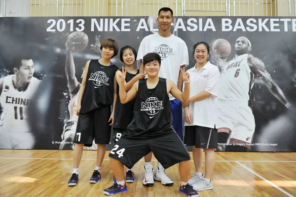 Китайський Баскетболіст Jianlian Найвищий Пози Вентиляторами Під Час Тренувального Сеансу — стокове фото