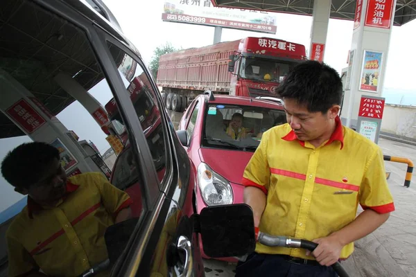Muncitor Alimentează Mașină Benzinărie Cnpc China National Petroleum Corporation Din — Fotografie, imagine de stoc