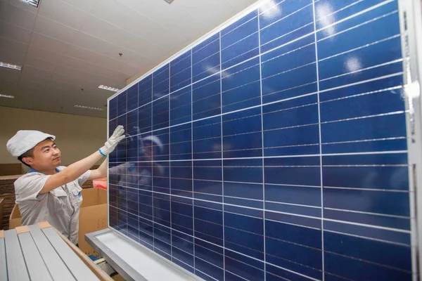 Trabajador Chino Comprueba Panel Solar Para Ser Exportado Europa Planta — Foto de Stock