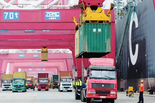 Camiones Transportan Contenedores Descargados Barco Puerto Qingdao Ciudad Qingdao Provincia — Foto de Stock