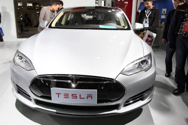 Besucher Betrachten Tesla Modelle Während Der China International Industry Fair — Stockfoto