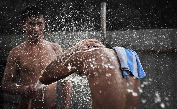 Chinese Worker Gets Shower Cool Construction Site Scorching Day Pinghu — Stock Photo, Image