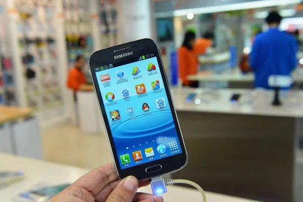 Cliente Mira Teléfono Inteligente Samsung Una Tienda Ciudad Hangzhou Este —  Fotos de Stock