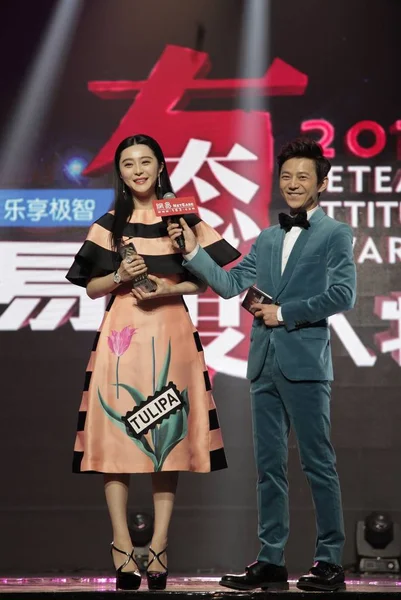 Actriz China Fan Bingbing Izquierda Sonríe Los Netease Attitude Awards — Foto de Stock