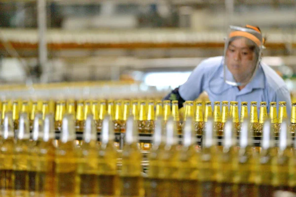 Eine Chinesische Arbeiterin Mit Maske Überprüft Bierflaschen Einer Brauerei Der — Stockfoto