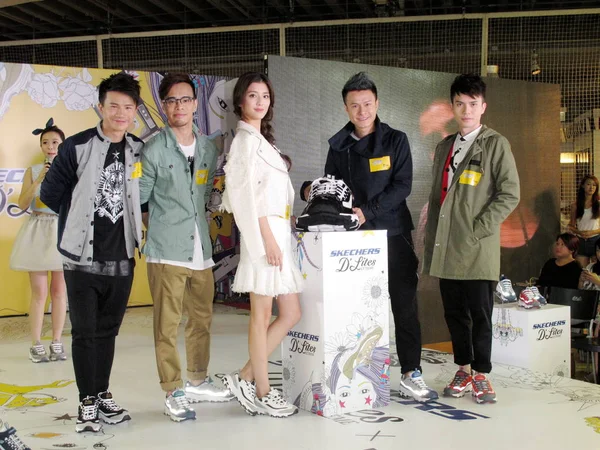 香港のモデルや女優行わ センター スケッチャー靴のプロモーション イベントでポーズ 2014 — ストック写真