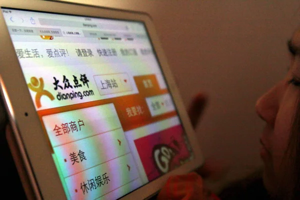 Chinese Netizen Browses Restaurant Rating Website Dianping Com Shanghai China — Stock Photo, Image