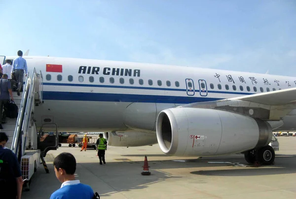 Cestující Palubu Letadla Air China Mezinárodní Letiště Shanghai Pudong Šanghaji — Stock fotografie