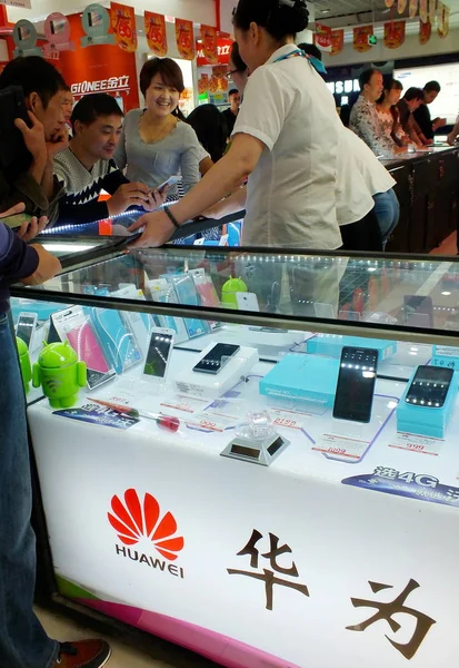 2014년 10월 후베이성 이창시의 매장에서 화웨이 스마트폰을 구매하는 — 스톡 사진