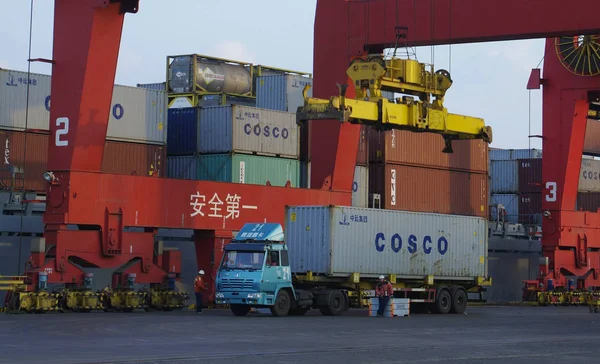 Een Kraan Voertuig Ontlaadt Een Container Van Cosco China Ocean — Stockfoto