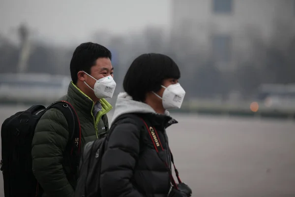 Reporters Dragen Gezichtsmaskers Wachten Zware Smog Buiten Grote Zaal Van — Stockfoto