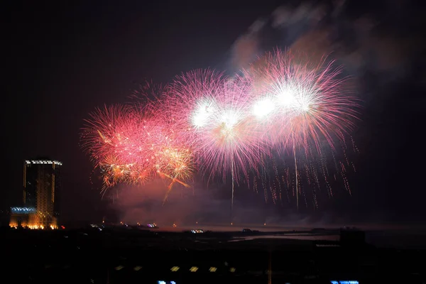 Ohňostroj Exploduje Během Festivalu Jinšanu Před Podzimní Festivalem Okrese Jinshan — Stock fotografie
