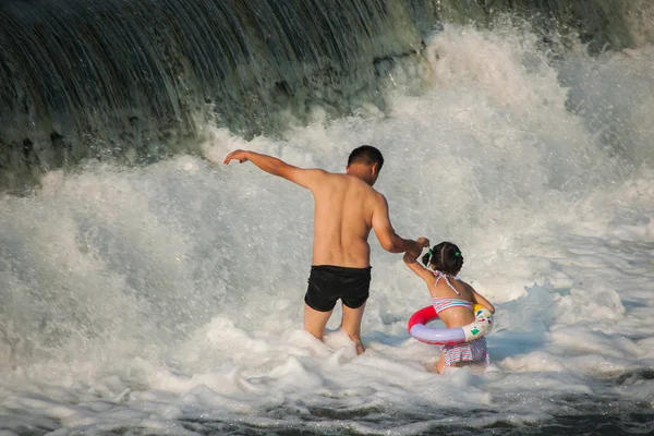 Місцеві Китайські Мешканці Плескатися Річці Щоб Отримати Полегшення Від Спекотного — стокове фото