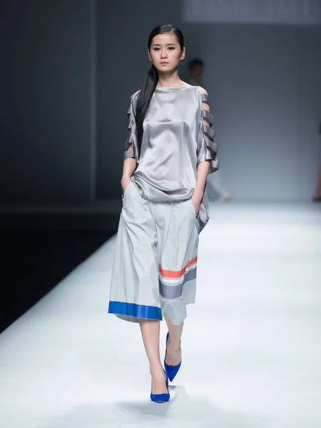 モデルは 2014 中国北京で中国ロンドンファッションウィークの春 2015 年中に Yante ツリー朱温ファッションショーで朱温デザイナーによって新しい創造を表示します — ストック写真