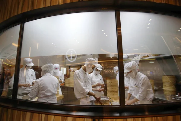 Funcionários Chineses Fazem Xiaolongbao Uma Espécie Bolinhos Carne Restaurante Din — Fotografia de Stock