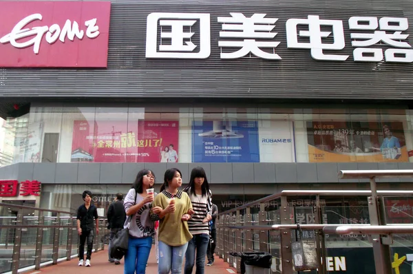 Pedoni Passano Davanti Negozio Elettrodomestici Gome Nella Città Changzhou Nella — Foto Stock