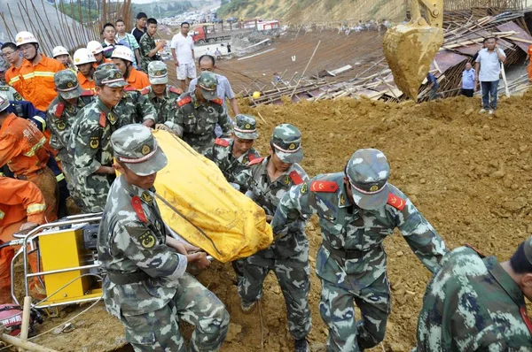 Κινέζοι Στρατιώτες Και Διασώστες Μεταφέρουν Ένα Σώμα Θύματος Μετά Από — Φωτογραφία Αρχείου