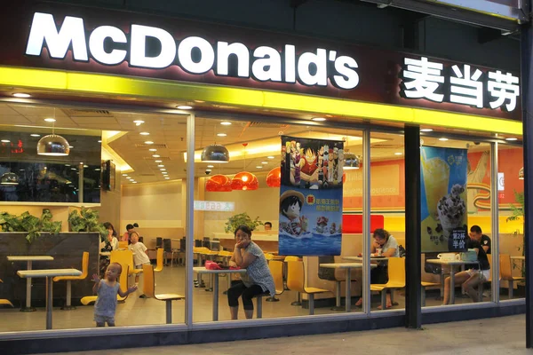 Clientes Comem Restaurante Fast Food Mcdonalds Xangai China Julho 2014 — Fotografia de Stock