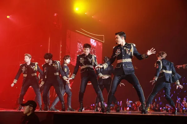 韓国の少年グループ スーパー ジュニアを実行するスーパー ジュニアの世界ツアーのコンサートで スーパー ショー 香港中国で 2014 — ストック写真