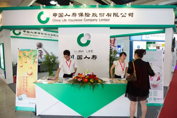 Chinese Woman Visits Stand China Life Insurance Expo Hangzhou East — Stock Photo, Image