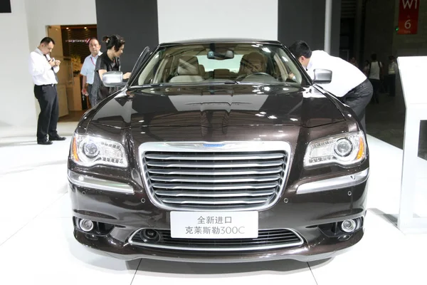 Посетители Опробовали Импортный Chrysler 300C Выставке 2014 Pudong International Automotive — стоковое фото