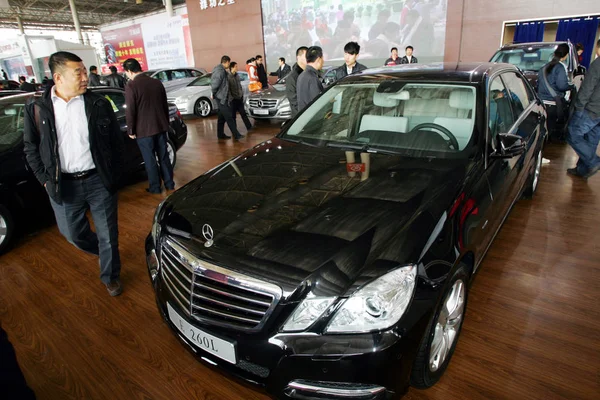 Visitors Look Mercedes Benz Cars Auto Show Weifang City East — Stock Photo, Image
