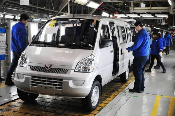 Trabajadores Chinos Montan Minivans Línea Montaje Planta Automotriz Saic Wuling — Foto de Stock