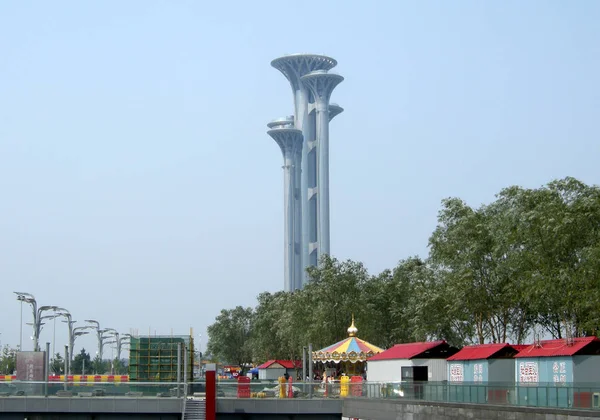 2014年8月19日 中国北京奥林匹克绿地五座钉状观光塔的景观 — 图库照片