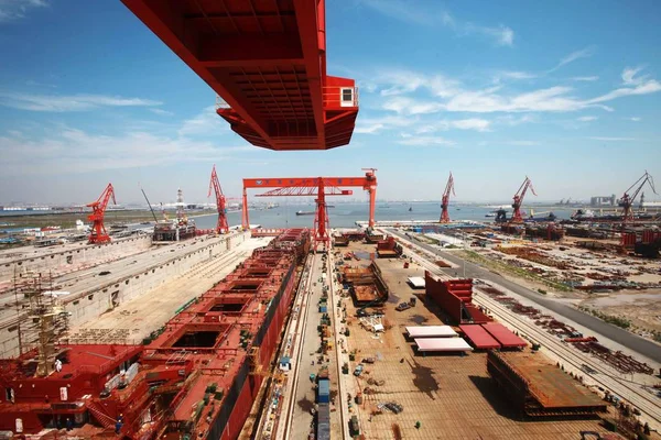 Bulk Cargo Ship Being Built Shipyard Tianjin Xingang Shipbuilding Heavy — Stock Photo, Image