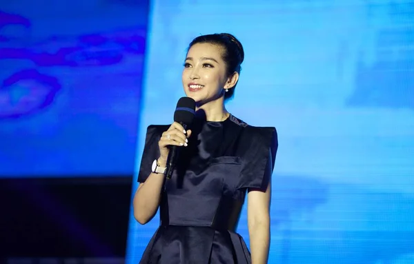 Čínská Herečka Bingbing Usmívá Během Propagační Akce Pro Ochranu Mořského — Stock fotografie