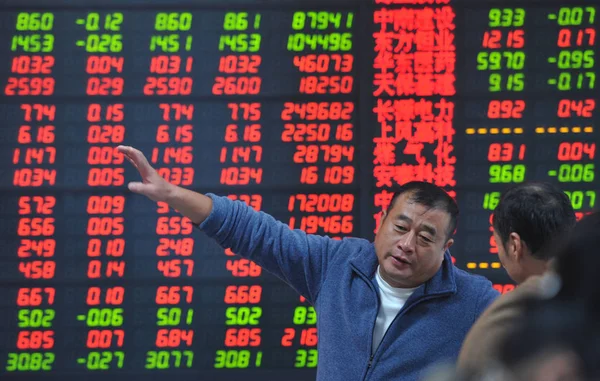 Egy Kínai Befektető Beszél Másikra Mivel Ezek Árak Részvények Piros — Stock Fotó