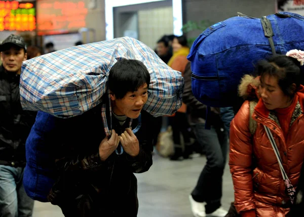 Passagiere Bahnhof Von Hangzhou Der Ostchinesischen Provinz Zhejiang Januar 2012 — Stockfoto