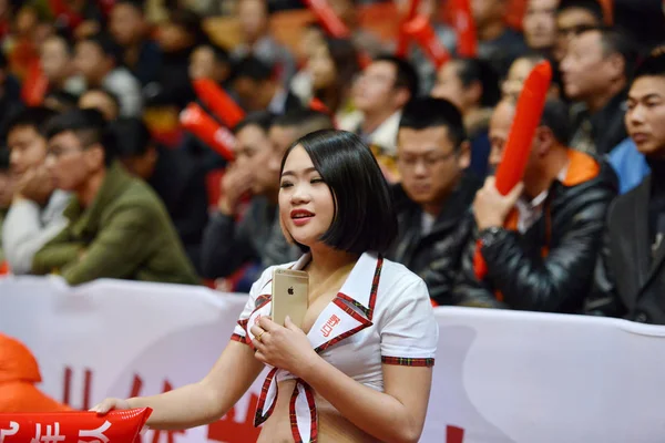 Eine Chinesische Cheerleaderin Des Sichuan Wal Basketballclubs Hält Ihr Goldenes — Stockfoto