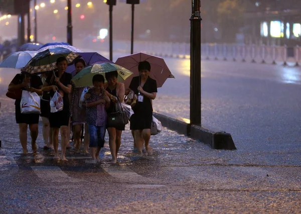 Hangzhou Isabet Şiddetli Yağmur Sırasında Sular Altında Bir Sokakta Yürürken — Stok fotoğraf
