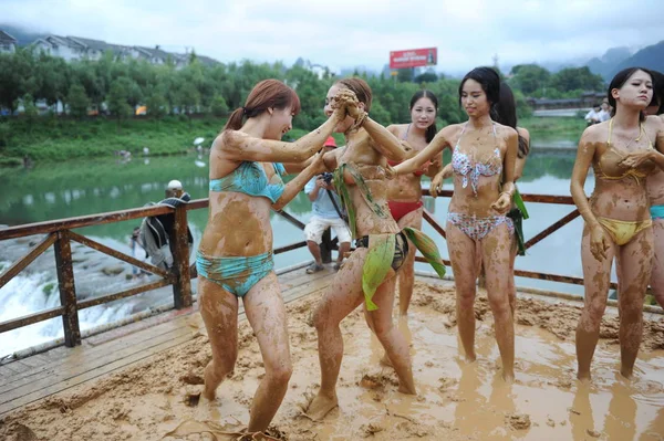Одетые Бикини Женщины Веселятся Мероприятии Борьбе Грязью Живописном Районе Вулинъюань — стоковое фото