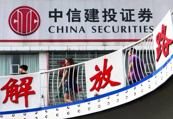 Pedestres Caminham Uma Passarela Lado Uma Filial China Securities Cidade — Fotografia de Stock