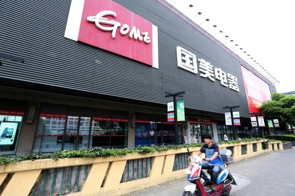 Ciclista Pasa Por Una Tienda Electrodomésticos Gome Shanghái China Septiembre —  Fotos de Stock