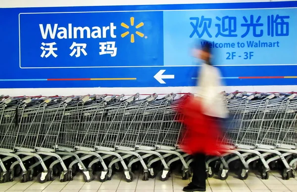 Fájl Ügyfél Megy Vásárolni Egy Walmart Szupermarket Shanghai Kína Január — Stock Fotó