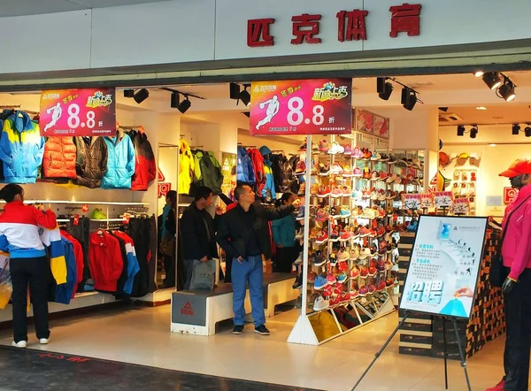 2012年11月29日 中国中部湖北省宜昌市一家山顶运动服装店 顾客购买服装 — 图库照片