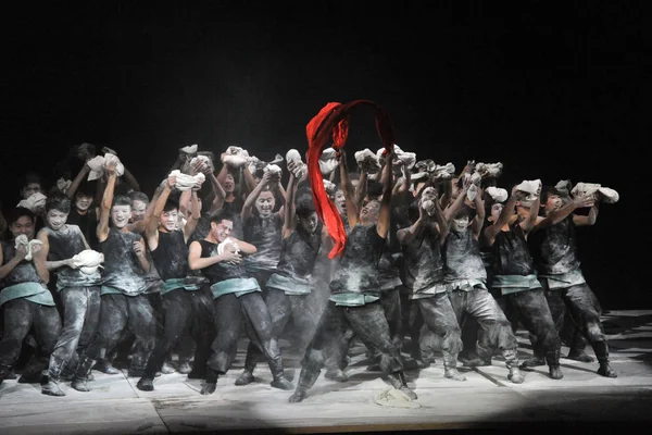 Chinese Dansers Uit Voeren Het Podium Tijdens Het Debuut Van — Stockfoto