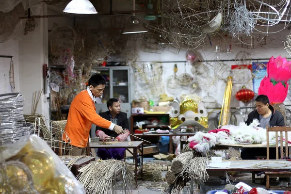 Trabajadores Chinos Hacen Leones Danzantes Con Palos Bambú Una Fábrica — Foto de Stock